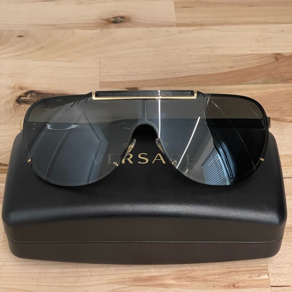 Versace Man Sunglasses 10/10 - Picture 3 of 3